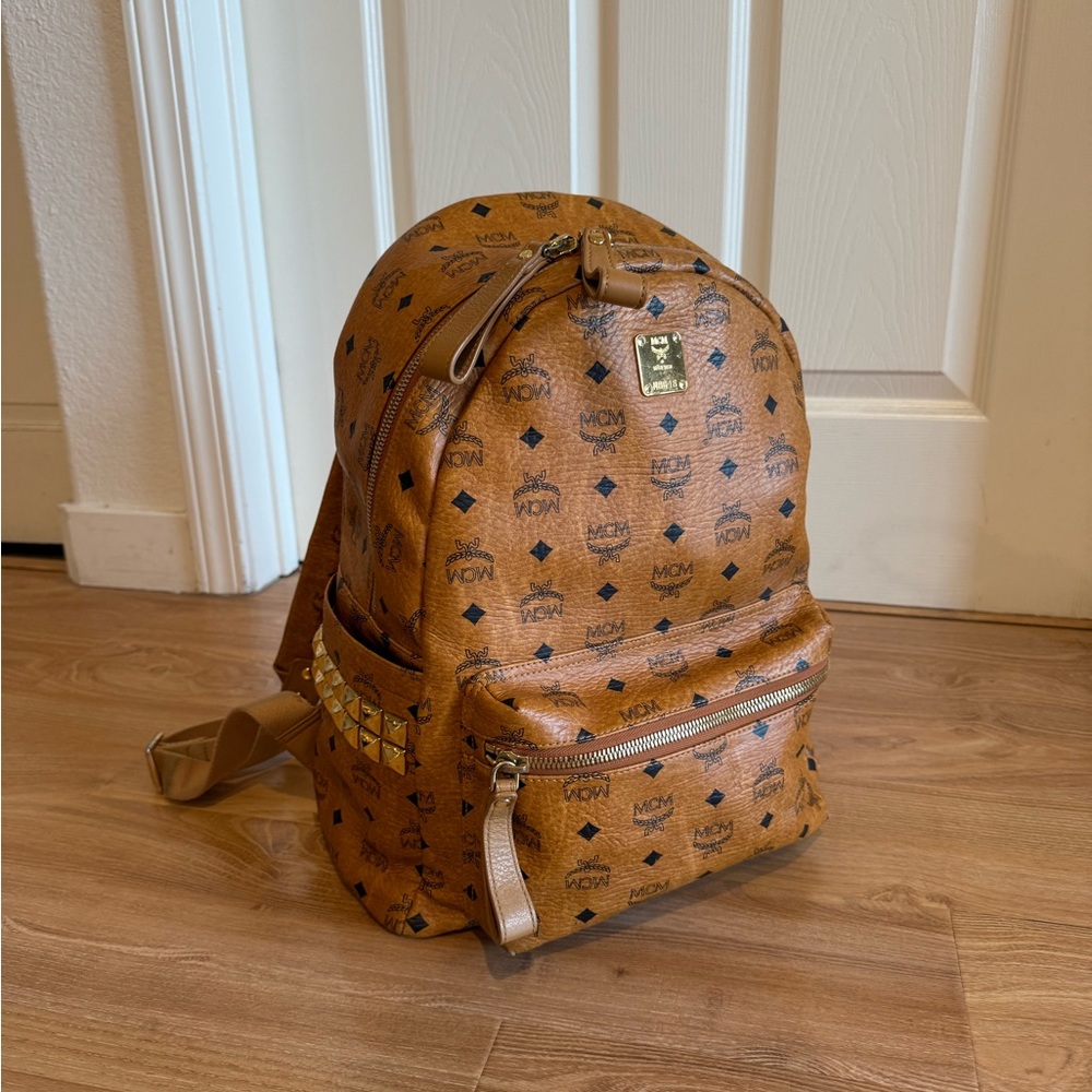 MCM Backpack - Medium Stark with Side Studs